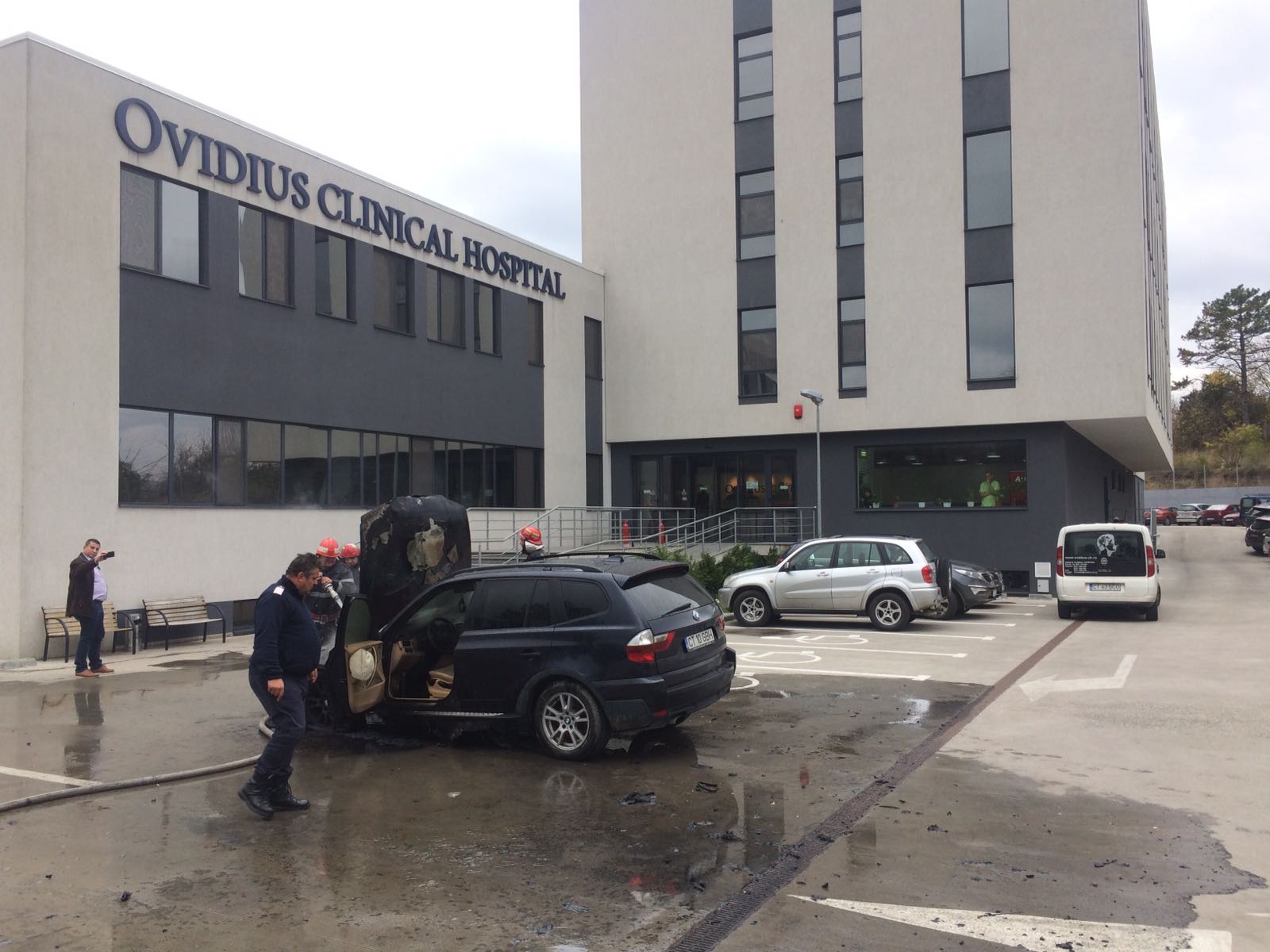 Un BMW de lux a ars în parcarea spitalului OCH din Ovidiu