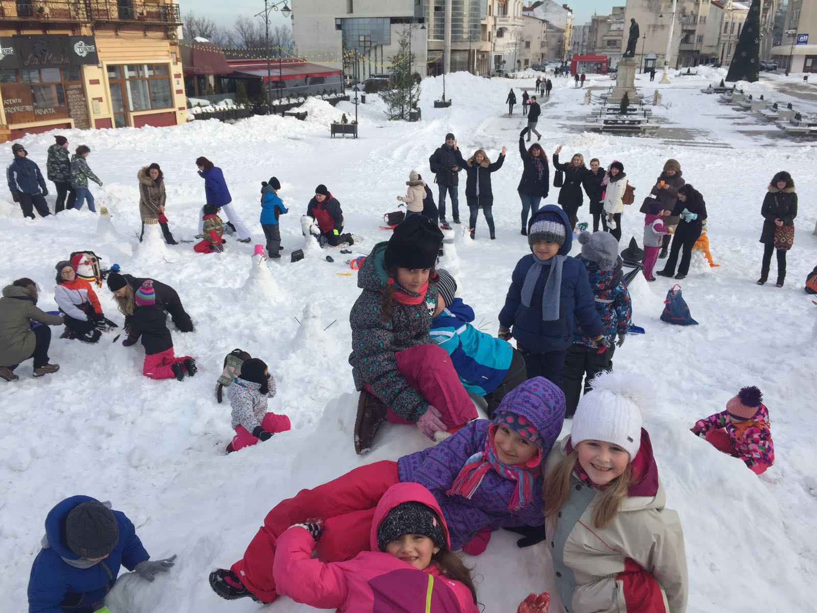 Școala ”Gheorghe Țițeica” își face armată de… oameni de zăpadă. GALERIE FOTO