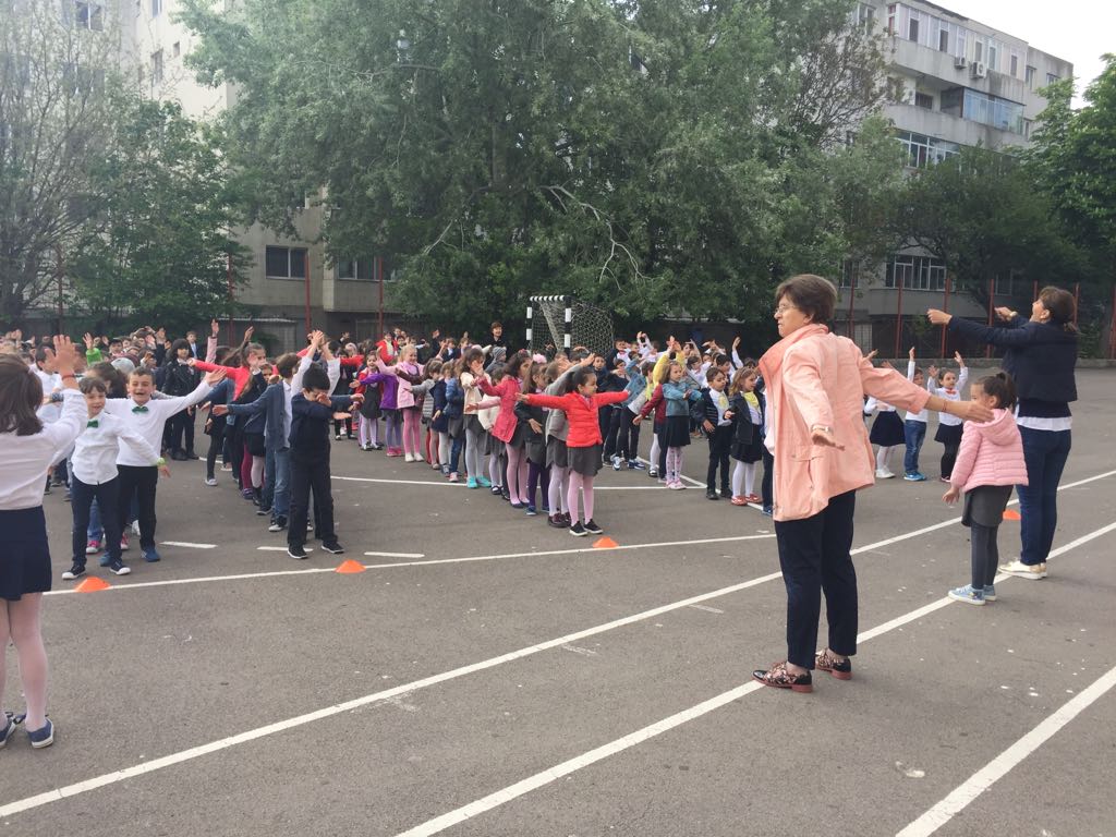 FOTO. 3, 2, 1, start ! Elevii de la Școala ”Gheorghe Țițeica” au propus o pauză pentru mișcare