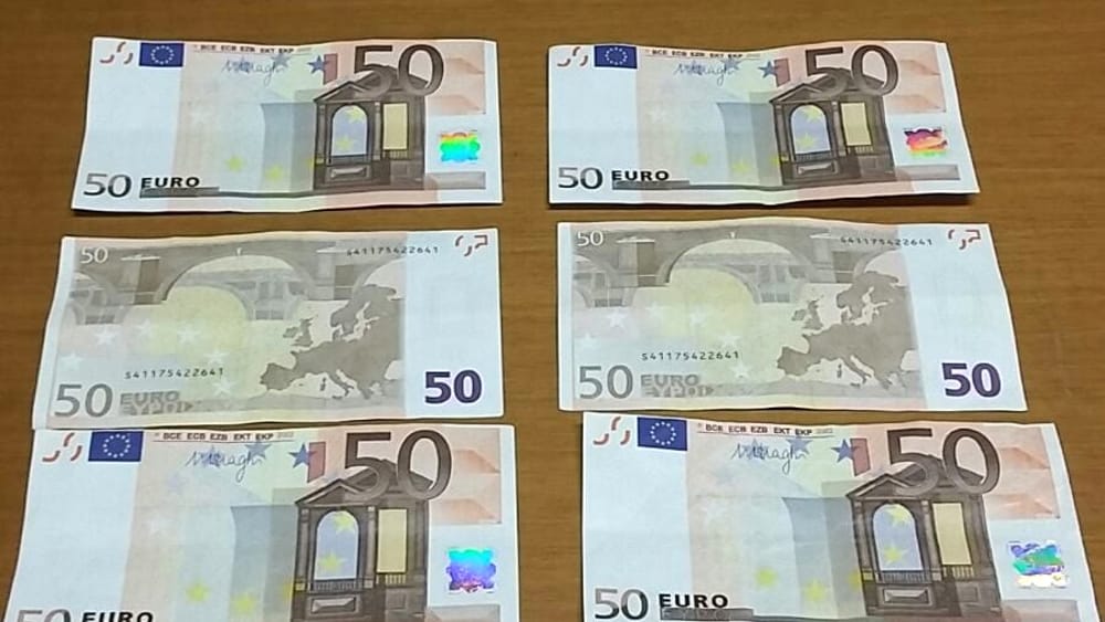 Traficanți de droguri și banconote euro false, depistați de polițiști