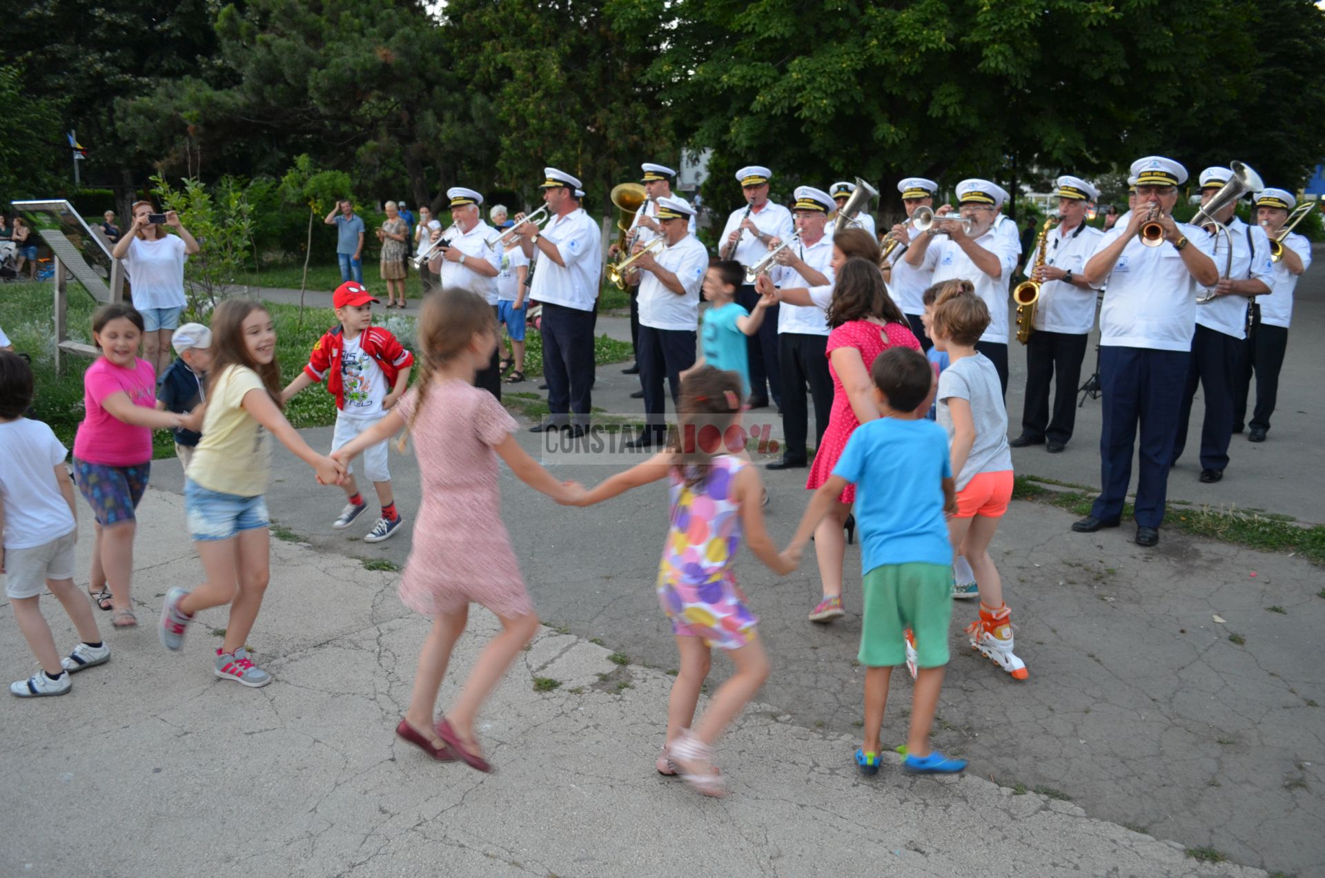 Fanfara „Muzica Apelor” încântă litoralul românesc și în luna august! Programul concertelor