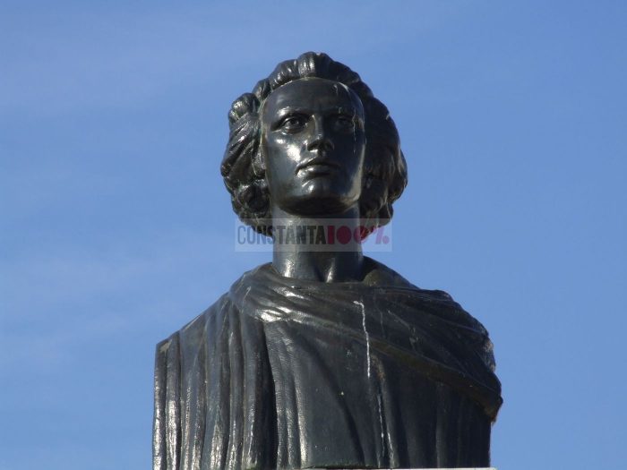 Constanta - statuia Mihai Eminescu (4)