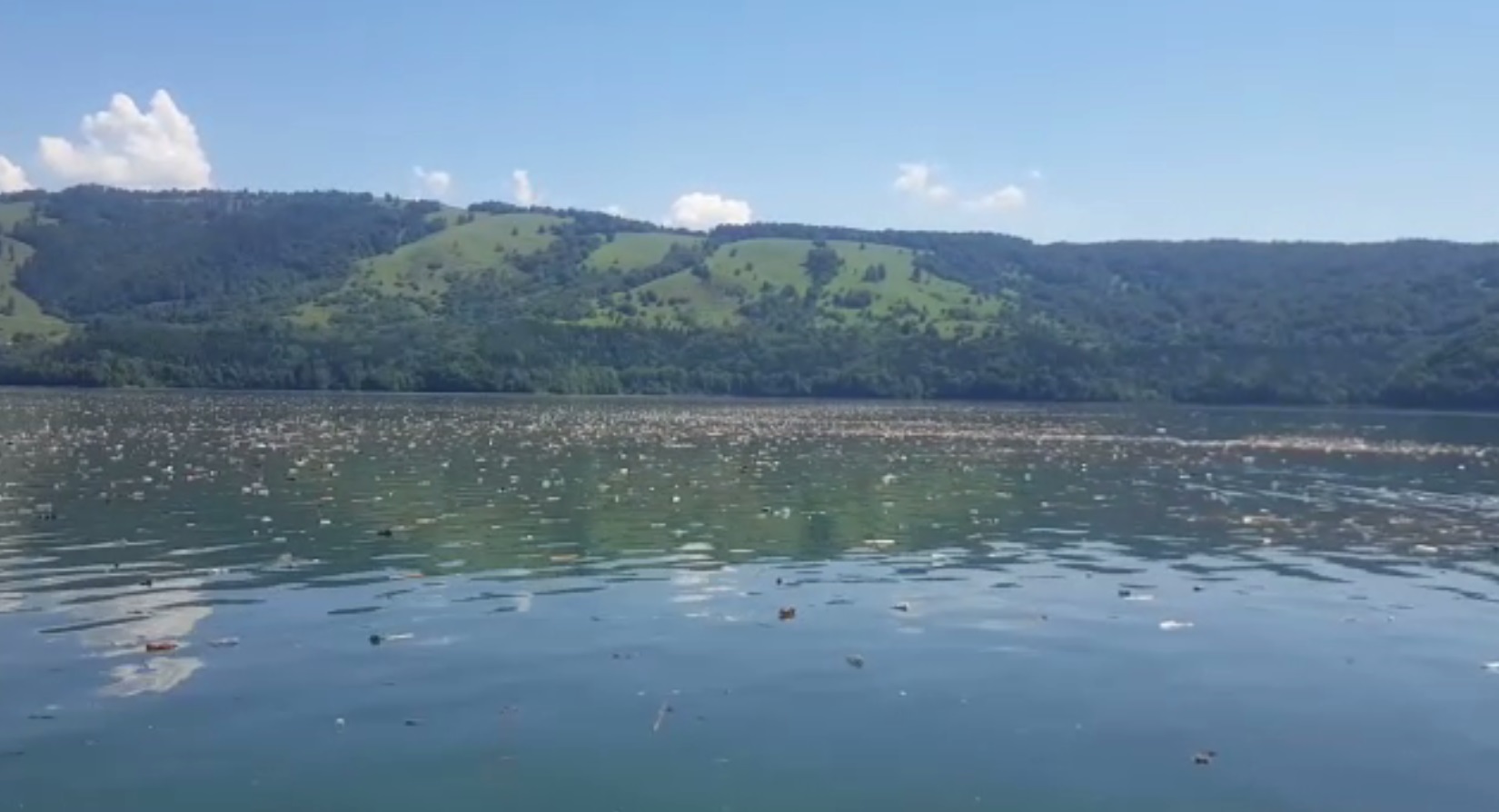 Lacul Izvorul Muntelui, rezervație naturală acvatică, a ajuns groapă de gunoi VIDEO