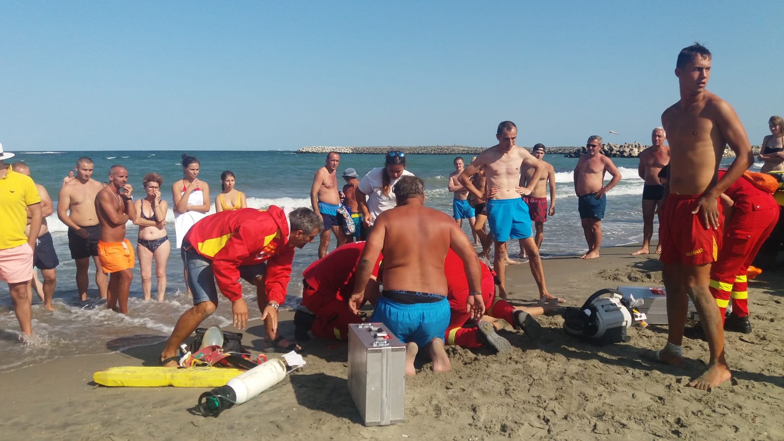Un bărbat din Cluj se zbate între viaţă şi moarte după ce a intrat în mare ca să-şi salveze băiatul de la înec