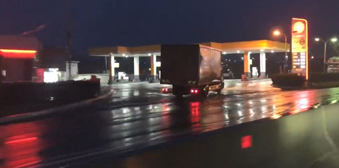 VIDEO Șofer de camion surprins pe contrasens. Poliția îl caută