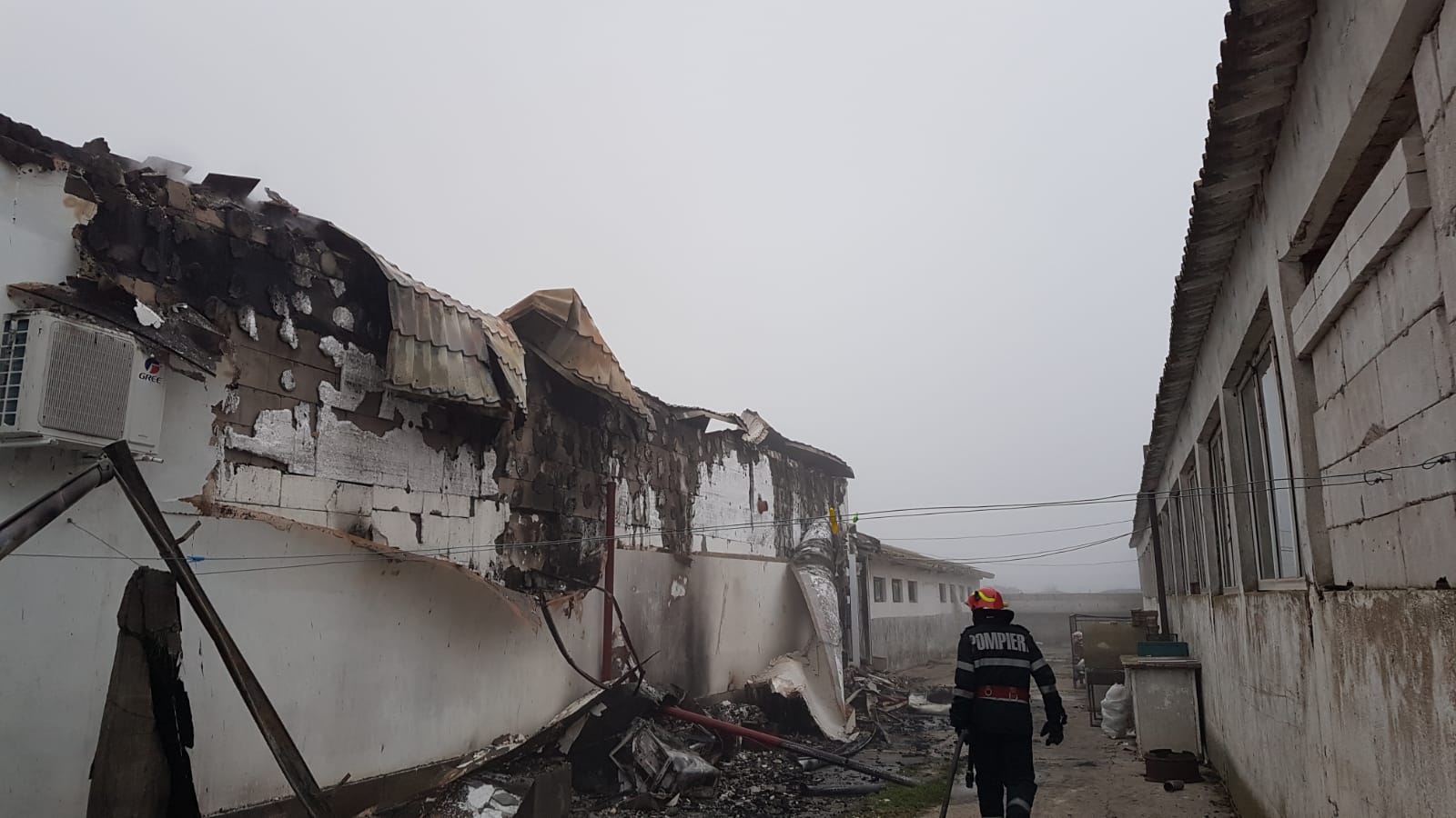 FOTO VIDEO Un incendiu a distrus motelul restaurant din Sibioara
