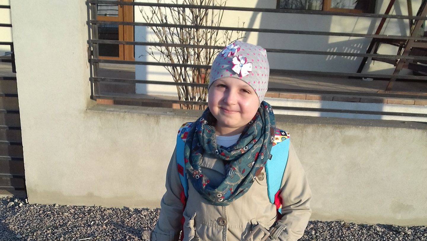 Alexandra, o fetiță de 11 ani, are cancer și are nevoie de noi