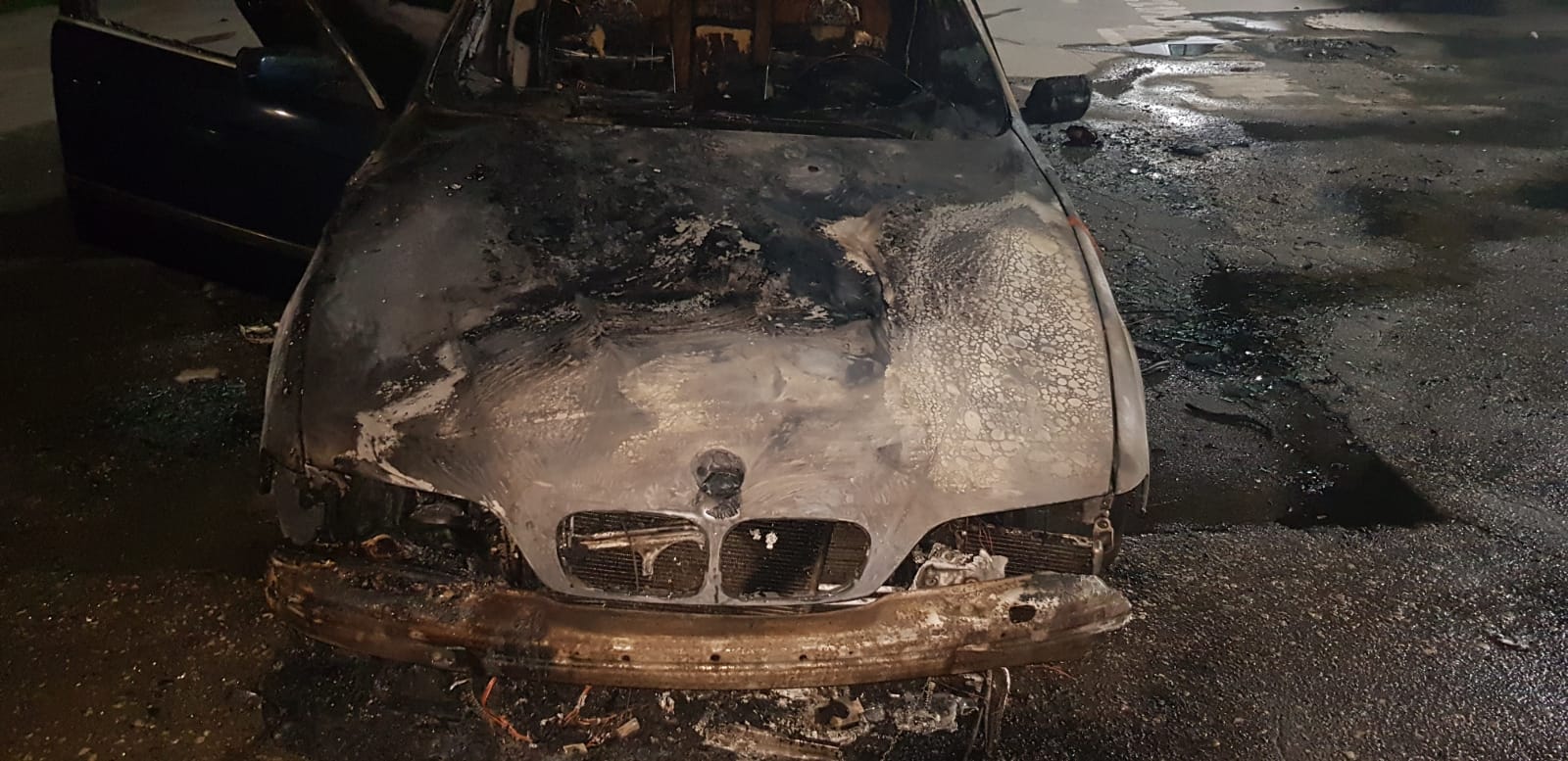 O femeie s-a trezit cu BMW-ul în flăcări