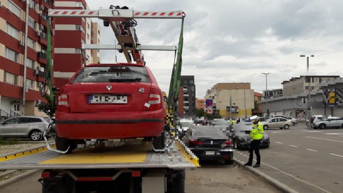 FOTO Opt mașini parcate neregulamentar au fost ridicate într-o singură zi