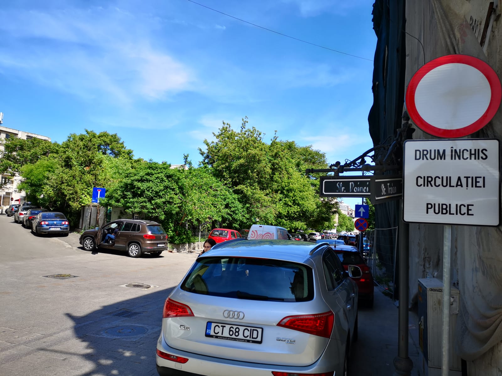 Nu parcați în zona peninsulară a Constanței dacă nu aveți permis. Se ridică mașinile