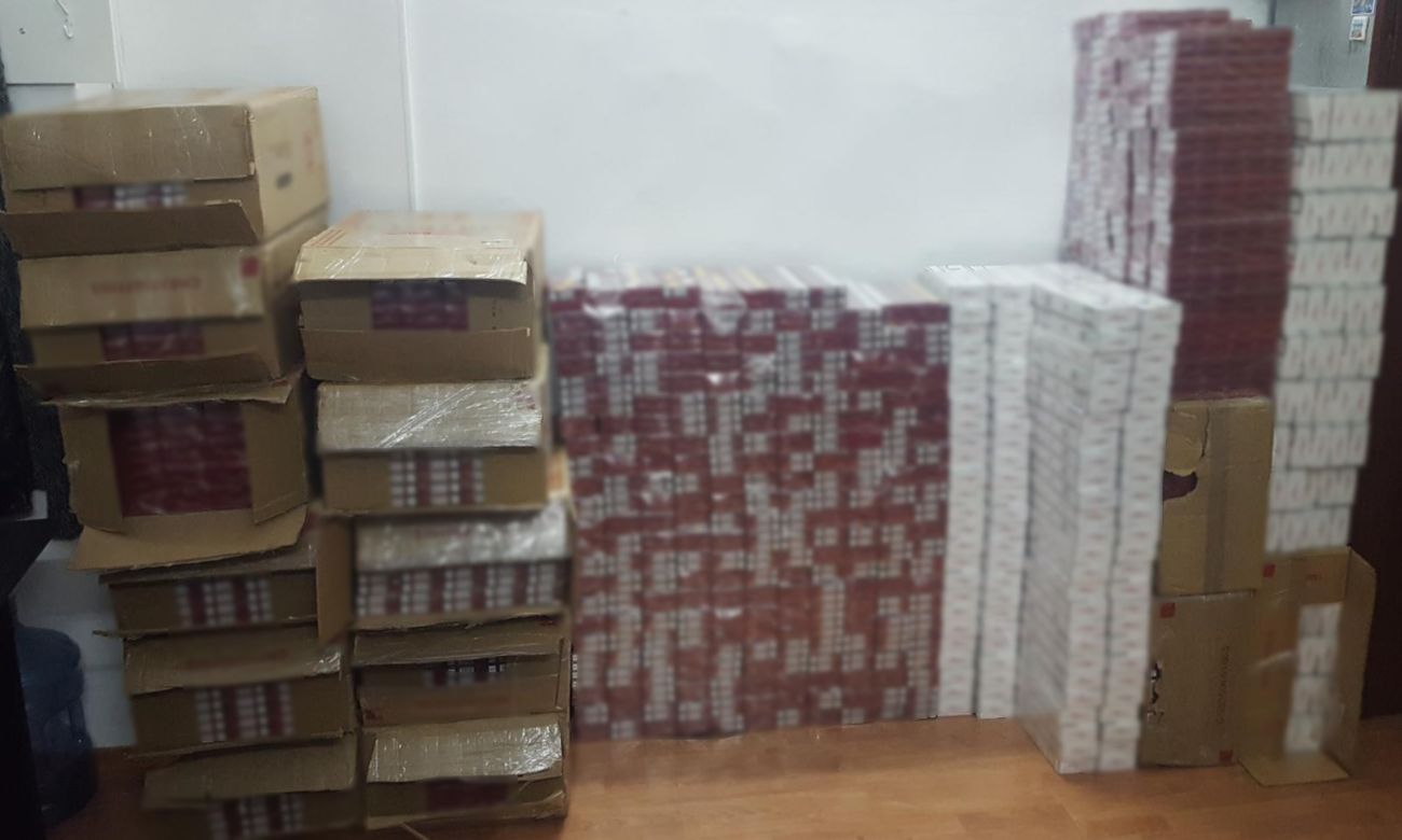 VIDEO Peste 13.000 de pachete cu țigări de contrabandă descoperite de polițiștii de frontieră