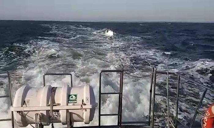 VIDEO Polițiștii de frontieră au intervenit pentru salvarea unor bărbați aflați într-o ambarcațiune pe Marea Neagră