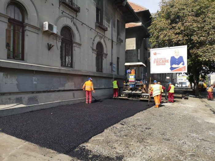 Se asfaltează trotuarele pe strada Mircea cel Bătrân