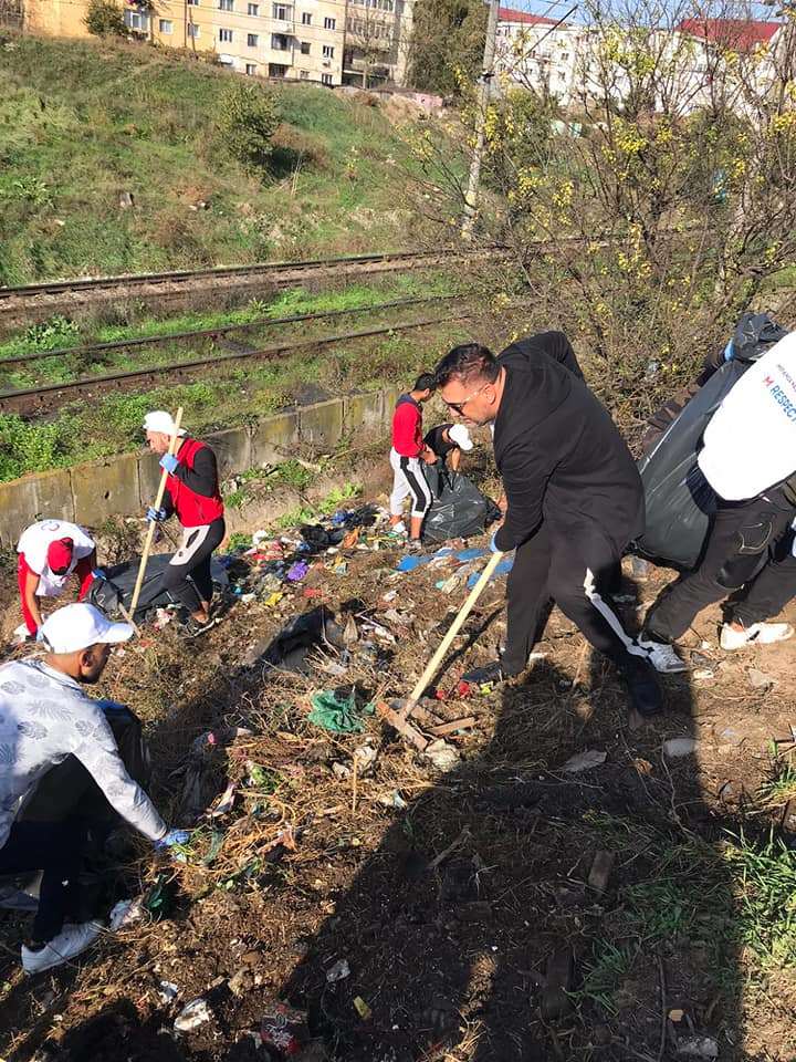 Voluntari rromi în campania „Curățăm Constanța Noastră”