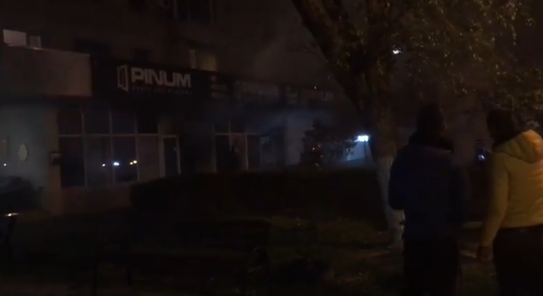 VIDEO A luat foc un magazin de uși. Se ia în calcul evacuarea unui bloc