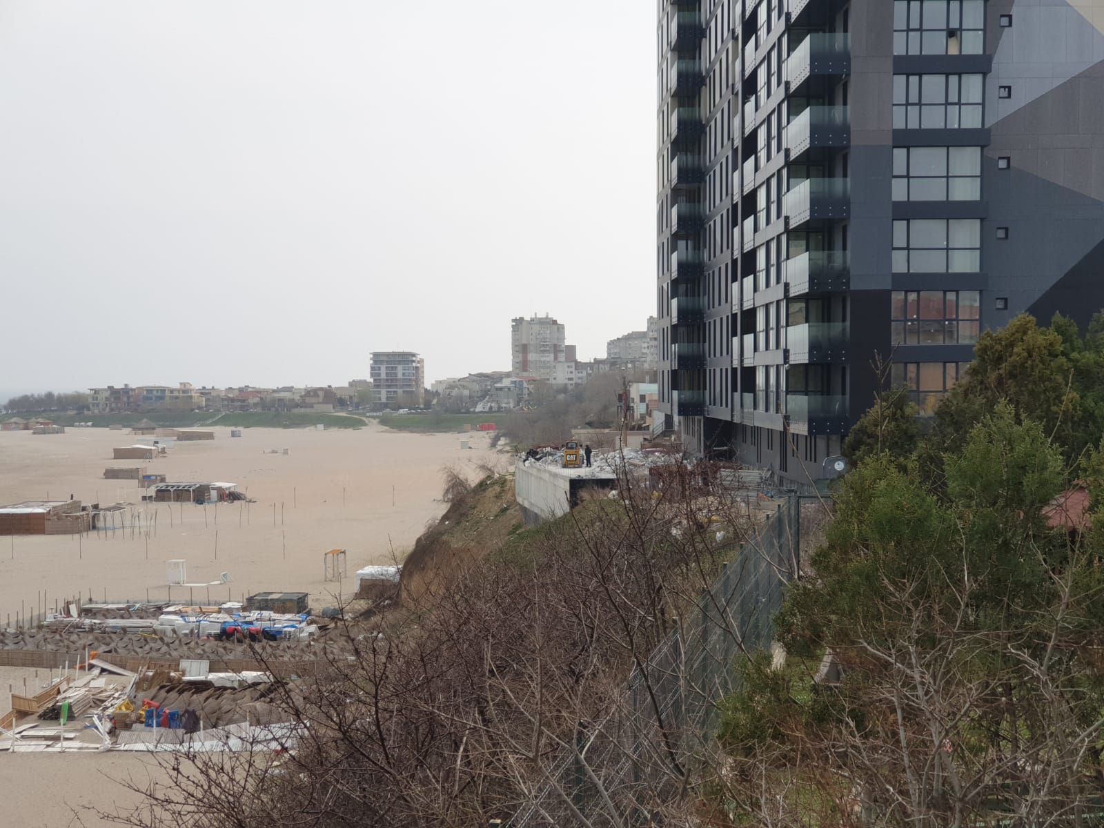 Plajele, loc de aruncat gunoaie. A apărut chiar și un container părăsit