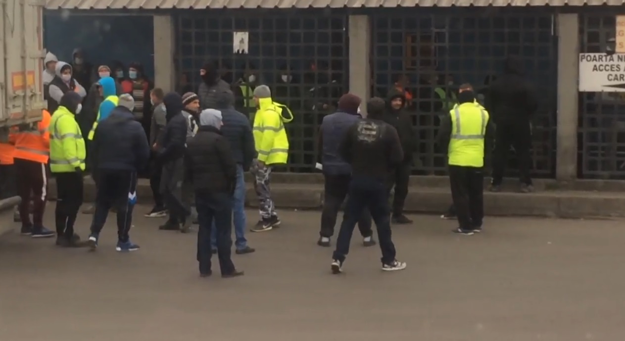 VIDEO Șoferi de TIR nemulțumiți în Portul Constanța: „Suntem carne de tun în fața acestei boli”