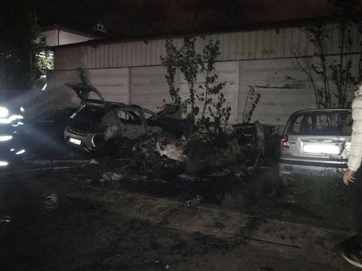 Trei mașini au luat foc lângă Salvare