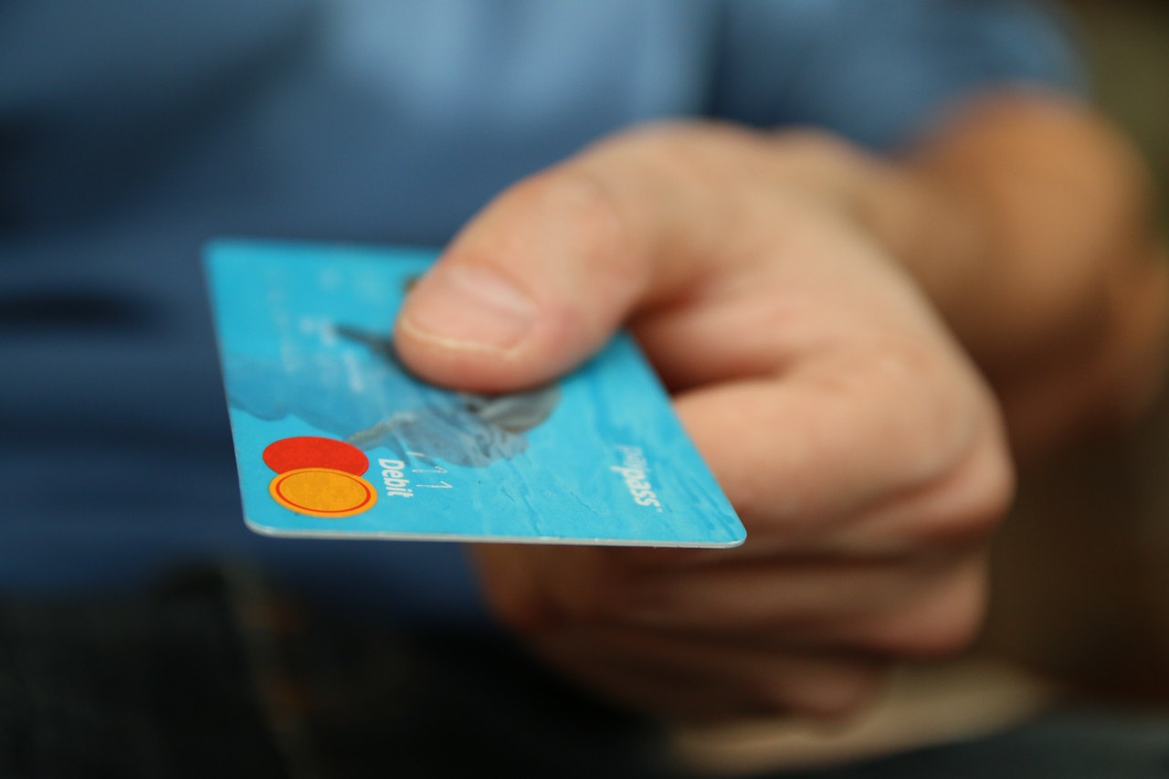 Vom plăti online cu cardul ținând cont de 2 din 3 factori de identificare: ce cunoaștem, ce deținem, ce suntem