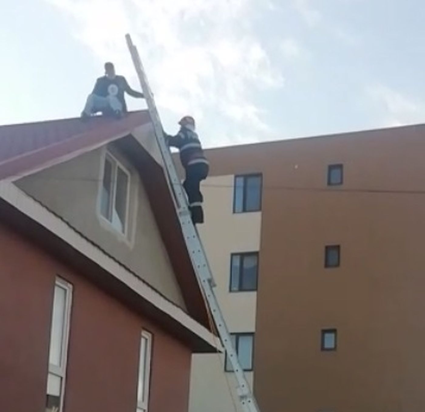 Prima intervenție a ISU Dobrogea din 2021: salvarea unui copil blocat pe acoperișul casei VIDEO