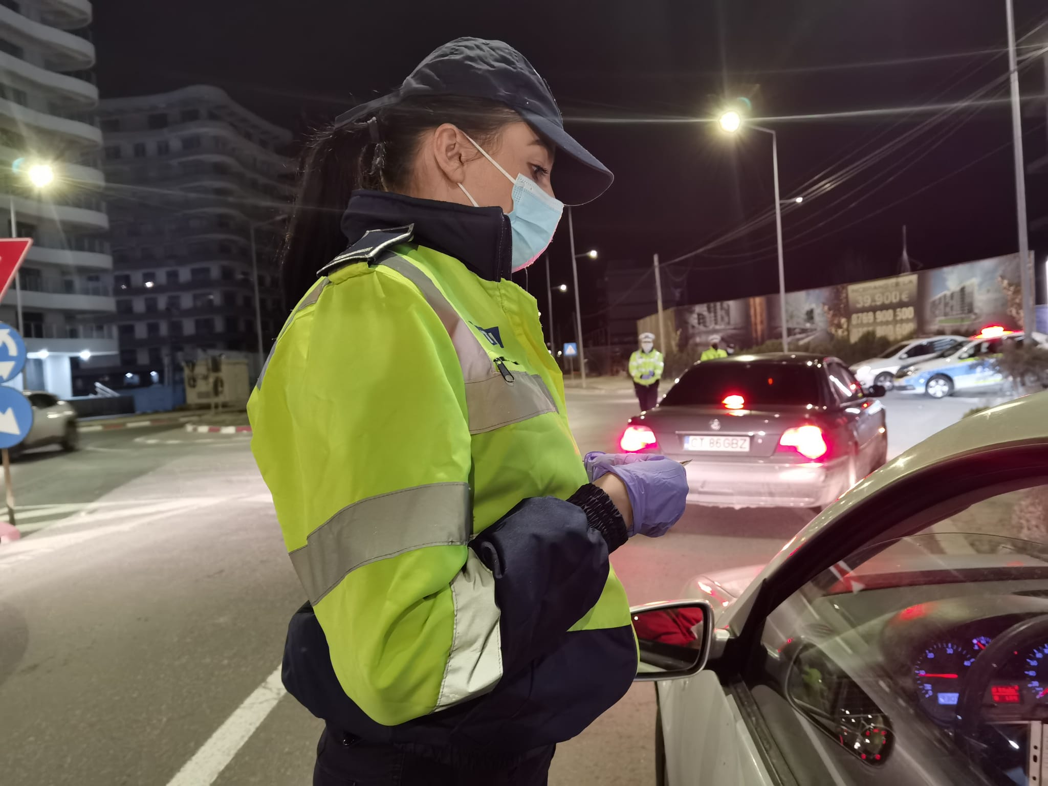 În cursul nopții trecute, polițiști din cadrul Poliției orașului Năvodari au organizat o acțiune pe linia prevenirii și limitării răspândirii infecției cu noul coronavirus, precum și pentru prevenirea și combaterea încălcării legislației rutiere.