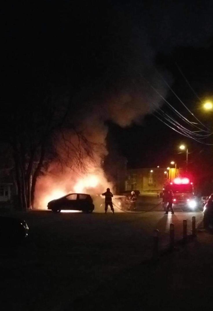 Persoane necunoscute au dat foc unei mașini