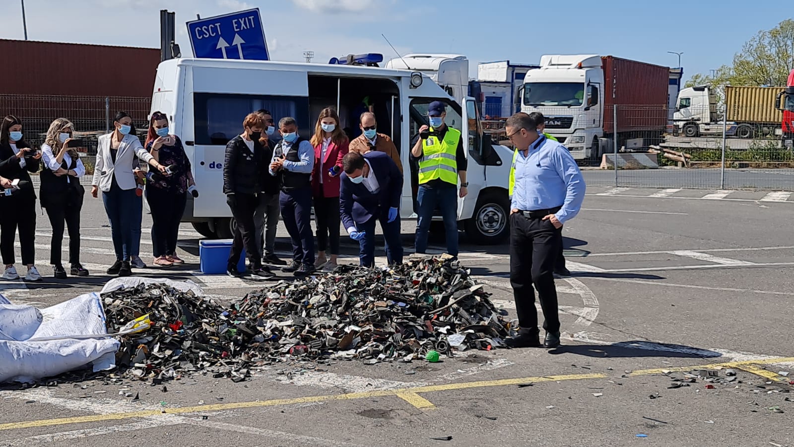 Sute de tone de deșeuri descoperite în Portul Constanța și în Vama Veche