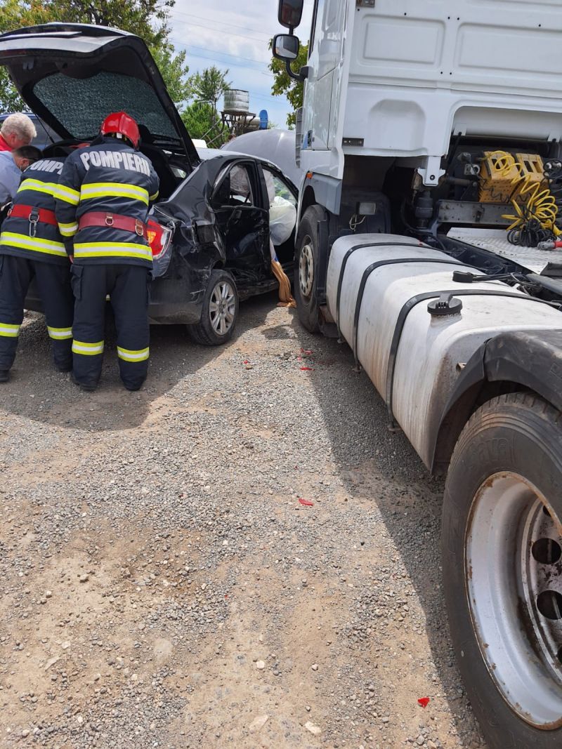 FOTO Accident între două autoturisme și un TIR