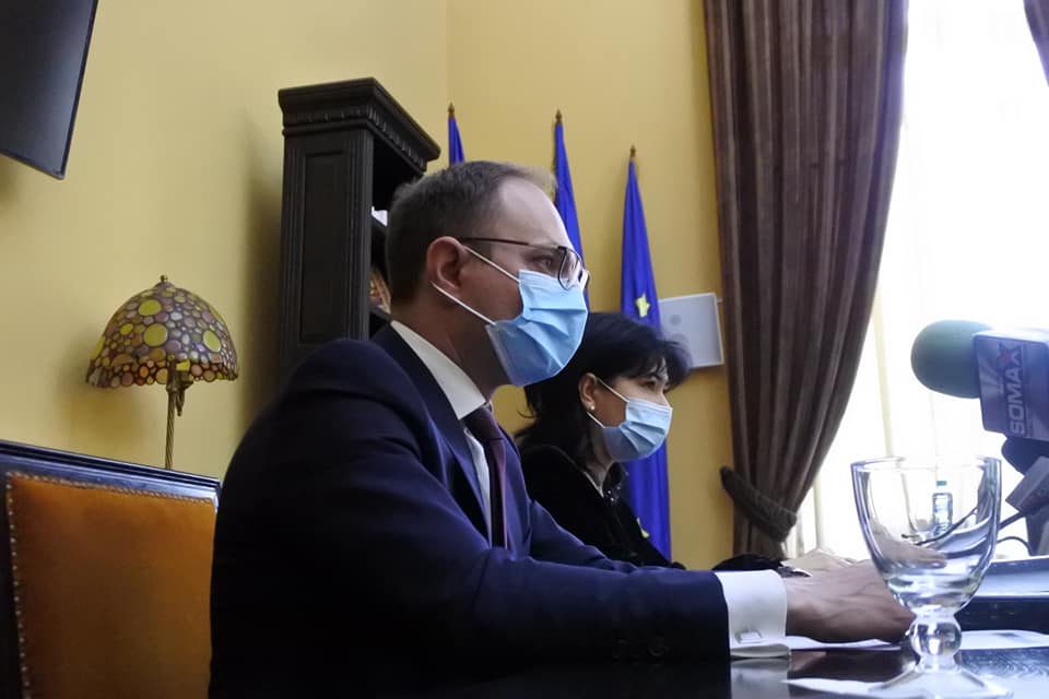 Primarul Cosmin Andrei poartă mască la interior, deși nu o mai suportă. Sursă foto. Facebook