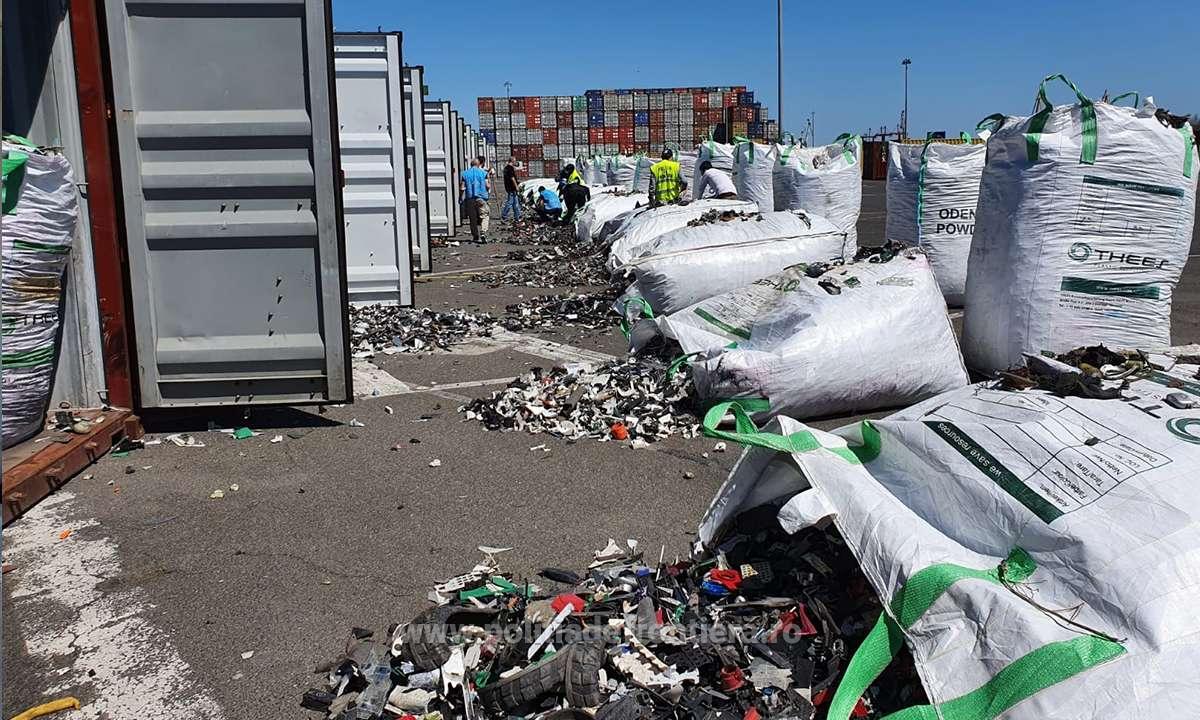 FOTO Alte 15 containere încărcate cu deșeuri, inclusiv azbest, sosite din Germania, au fost oprite în Portul Constanța