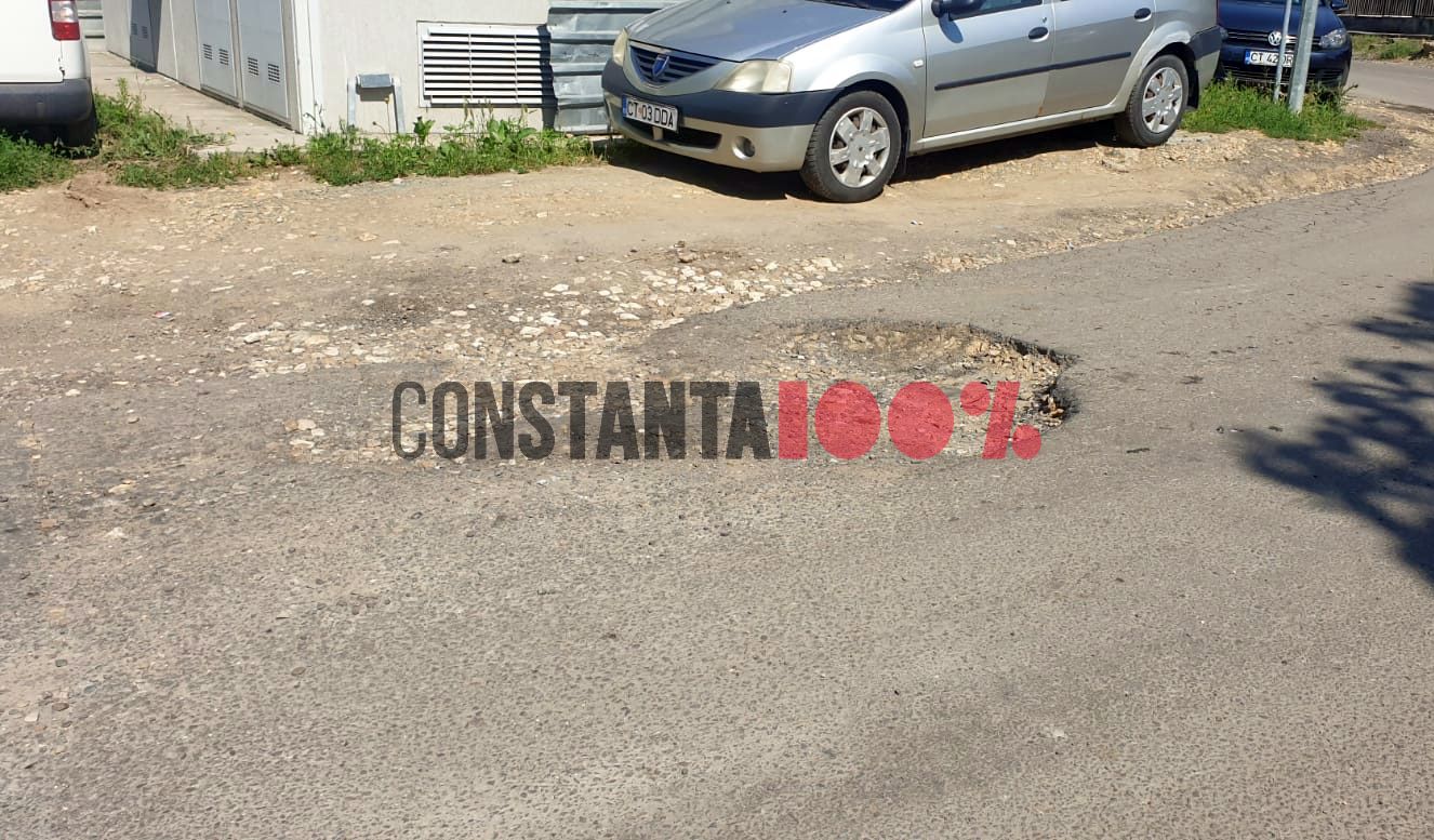 Lucrări de mântuială pe strada Constantin Bobescu. Au apărut cratere în asfalt