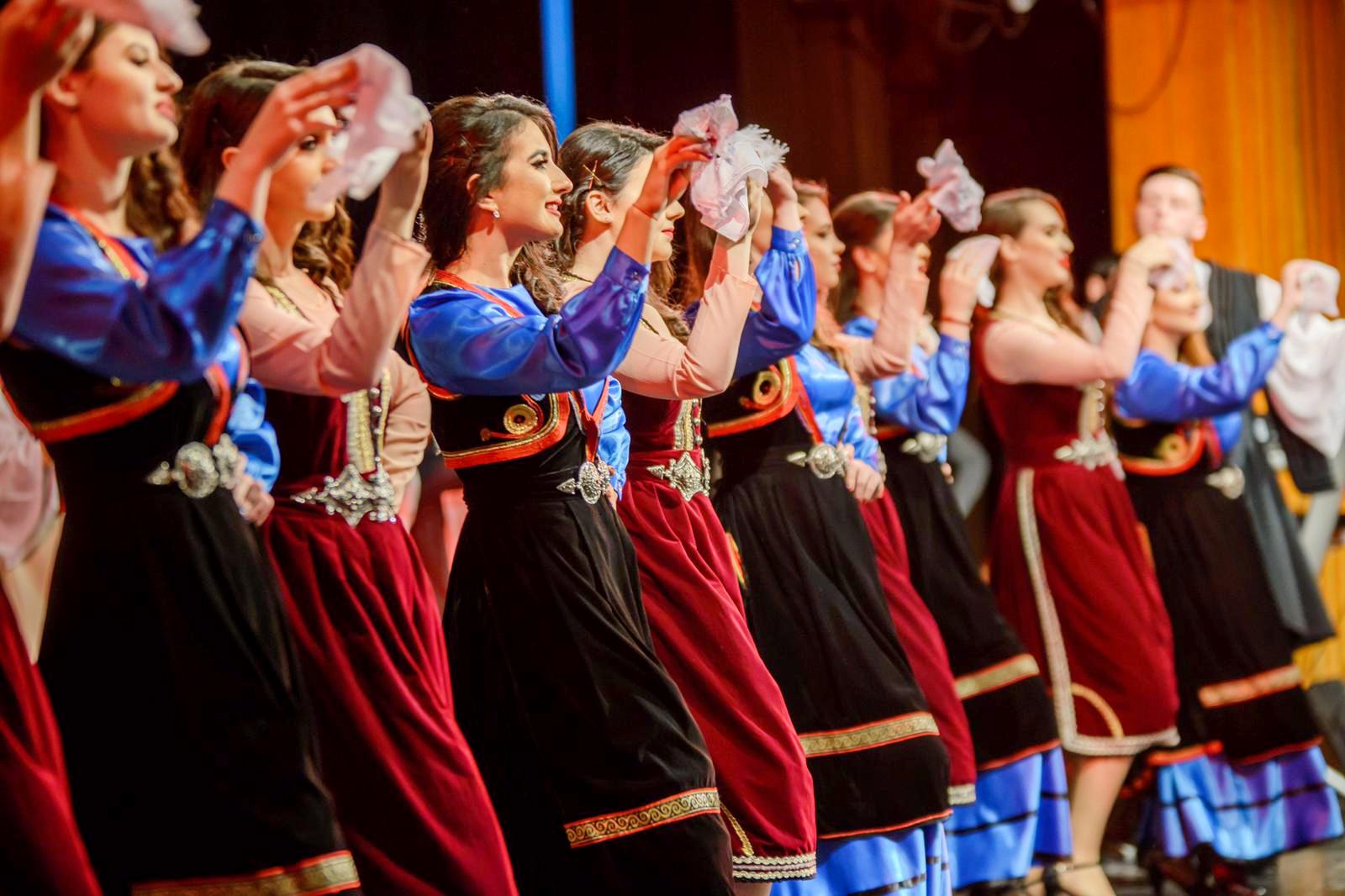 Dansuri armânești și grecești pe bulevardul Tomis din Constanța