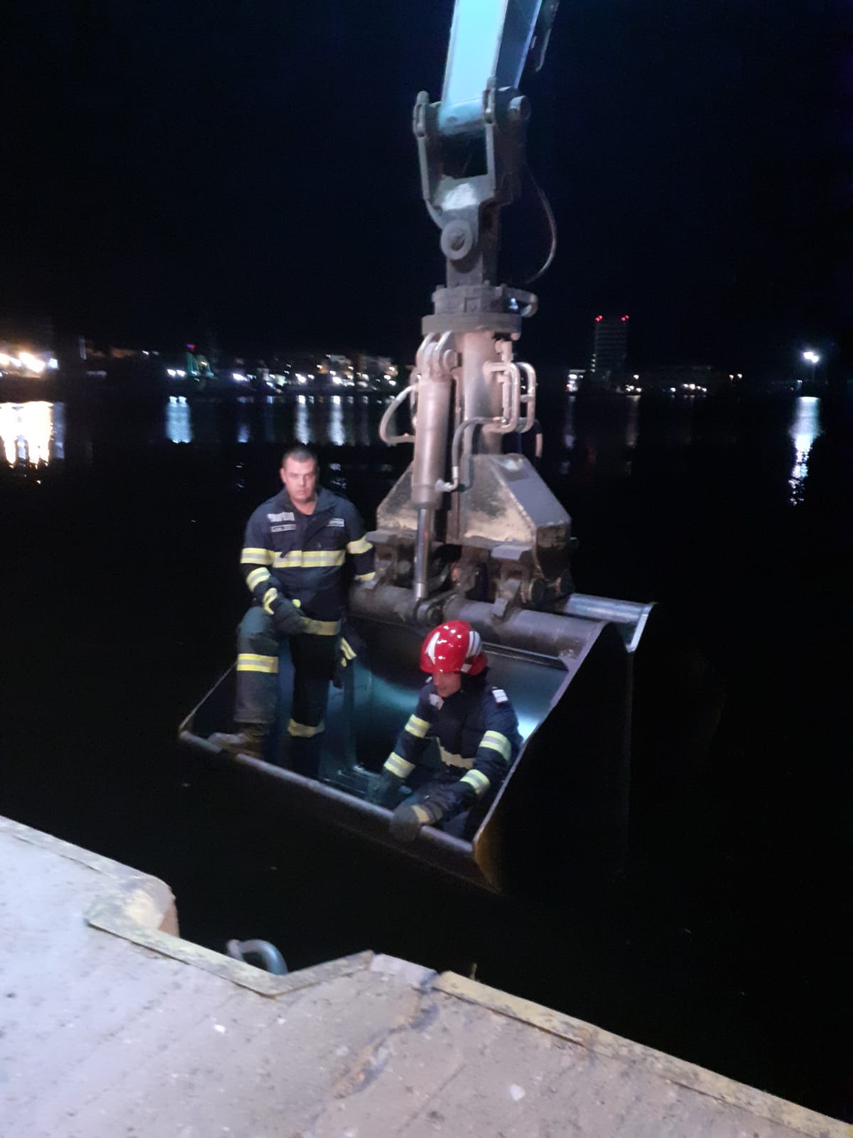 Pompierii au salvat un cățeluș din apă, în Portul Constanța FOTO VIDEO