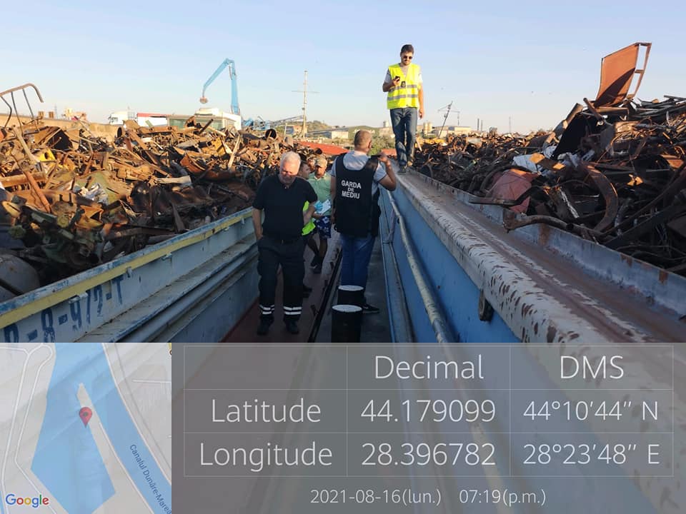 Barje cu 1.000 de tone de deșeuri, întoarse din drum FOTO VIDEO