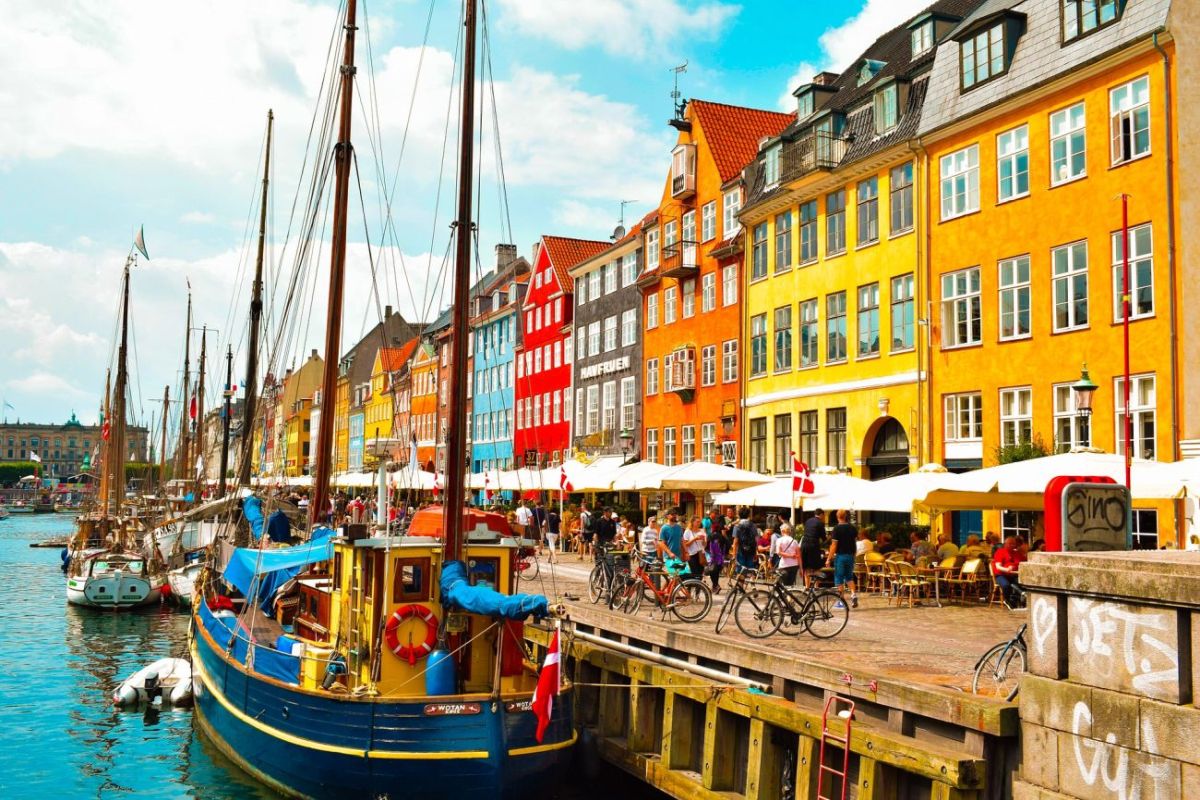 Danemarca va reintroduce pașaportul sanitar, după două luni fără restricții
