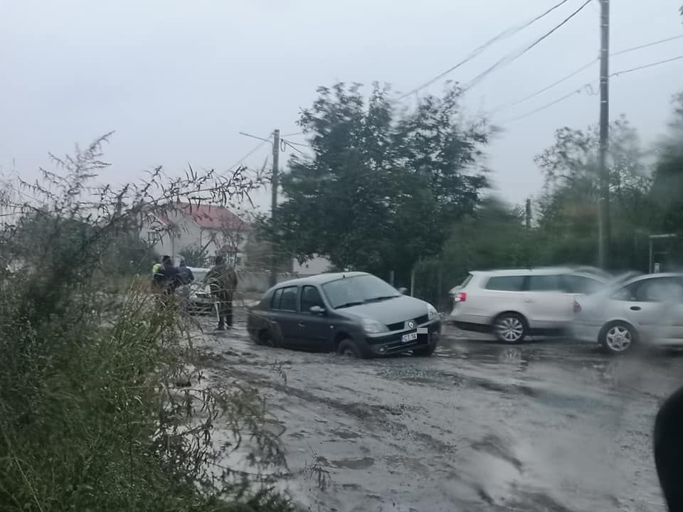 Mașini înghițite parțial de pământ în Techirghiol