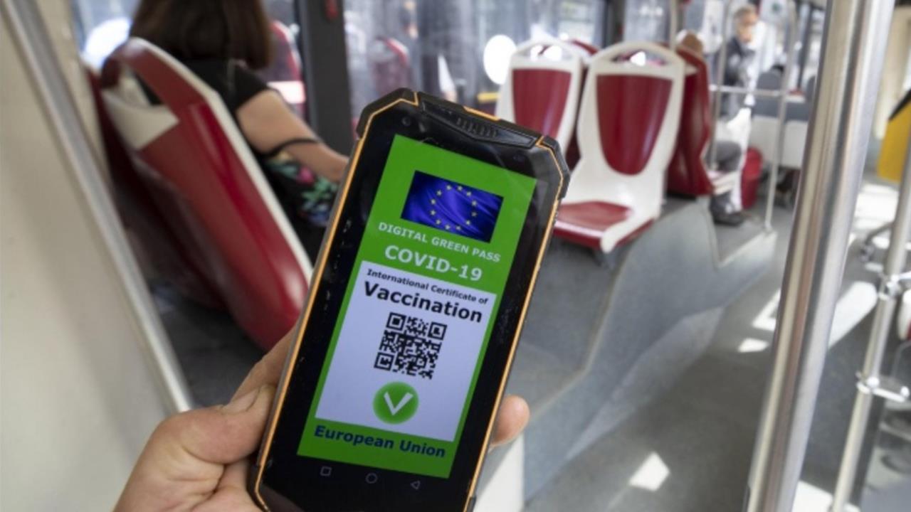 Un român a primit prima amendă din Italia pentru că nu avea certificat verde în autobuz