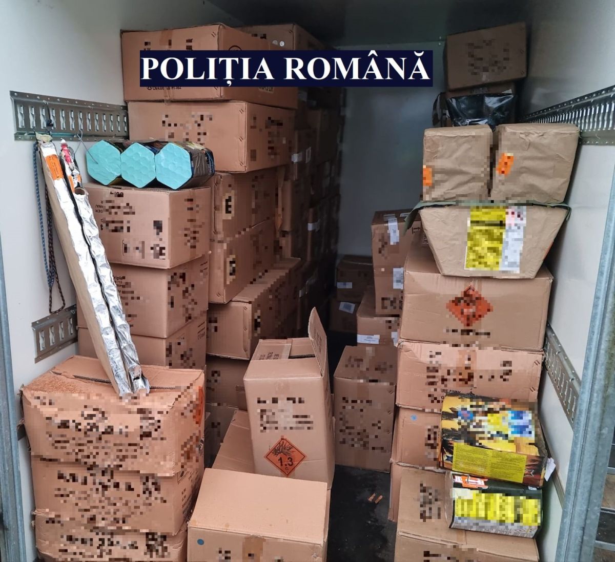 Circa 7,6 tone de articole pirotehnice, confiscate de polițiștii de la Transporturi