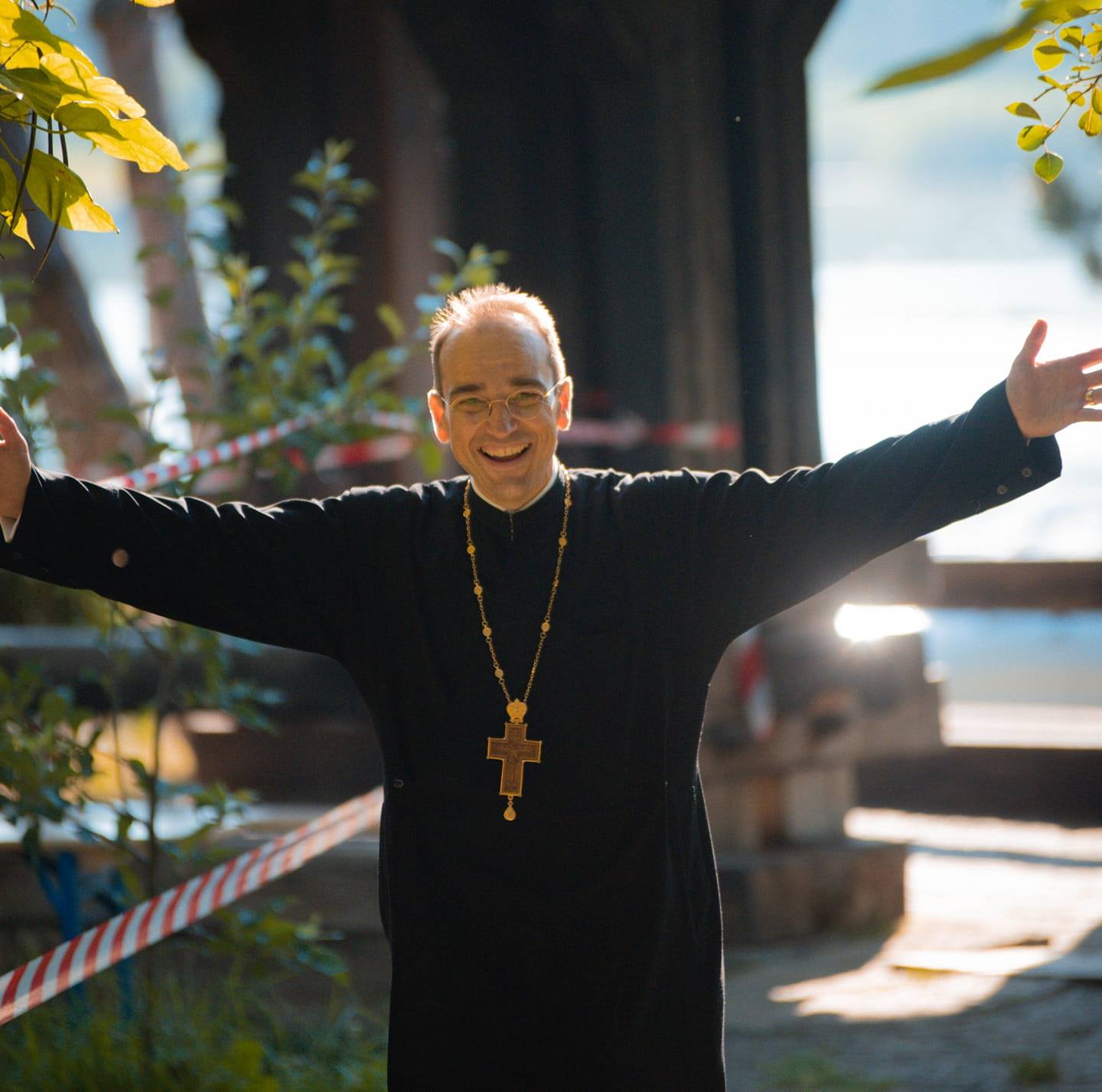 Părintele Claudiu Banu: „Rogu-te, hrănește de Paști o familie sărmană”