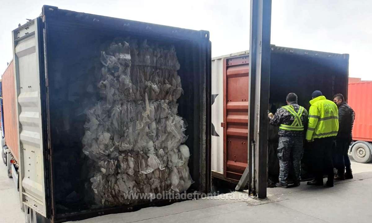 38 de tone de deşeuri plastice, descoperite în Portul Constanța VIDEO