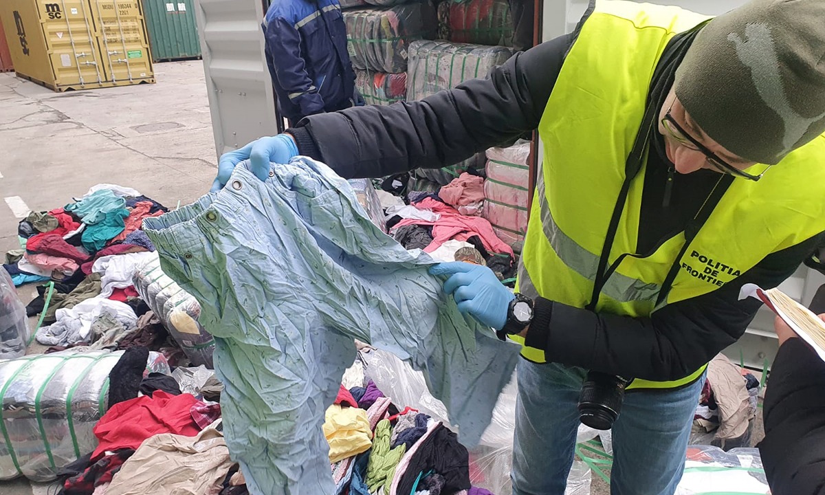 Containere cu 77 tone de deșeuri din haine second-hand, descoperite în Portul Constanţa VIDEO