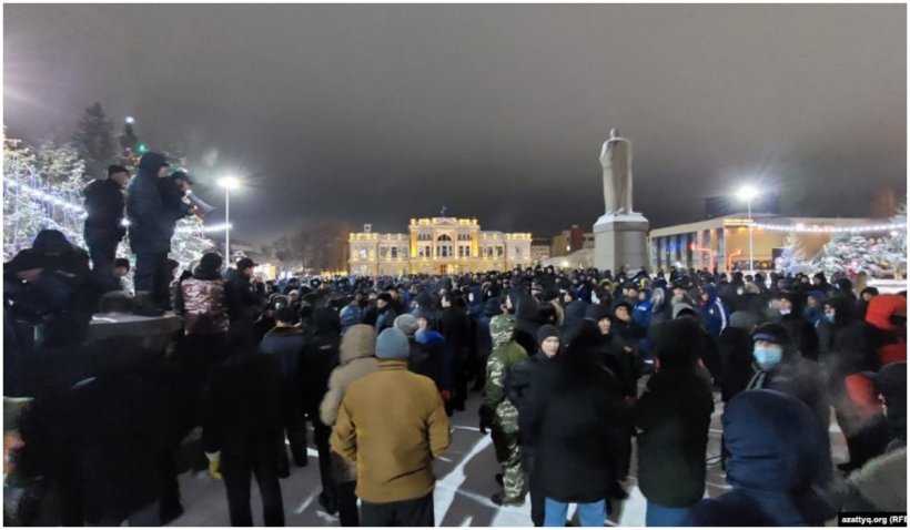 Proteste înăbușite cu grenade și gaze lacrimogene în Kazahstan, țara unde vă invită Corina Martin să vă petreceți vacanța VIDEO