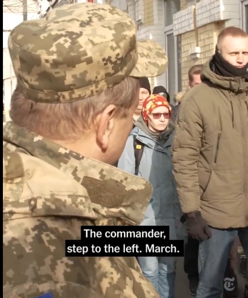 Civilii din Ucraina stau la coadă pentru a primi arme de asalt