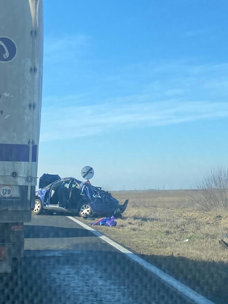 O mașină cu numere de Tulcea s-a răsturnat pe un drum din Constanța