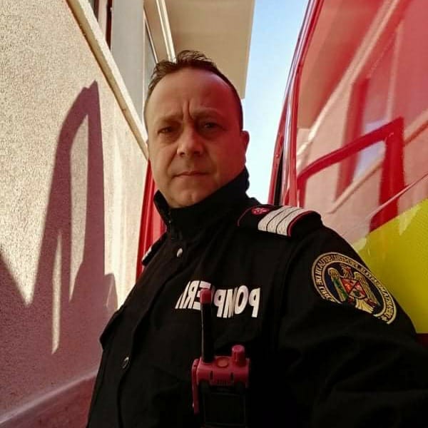 Dănuț, veteran în teatrele de operații în străinătate, pompier de 15 ani în Constanța, a salvat de la incendiu casa unei vecine. „Au venit și tata, și soția”