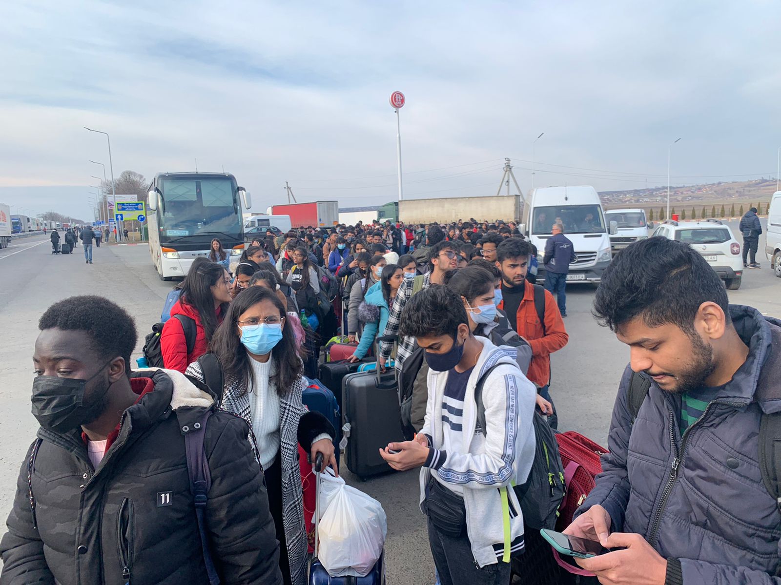 Sute de studenți indieni din Ucraina se întorc spre casă prin România