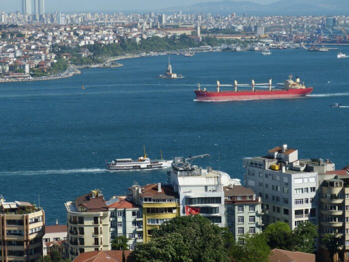 Turcia a interzis trecerea prin Bosfor şi Dardanele a tuturor navelor de război