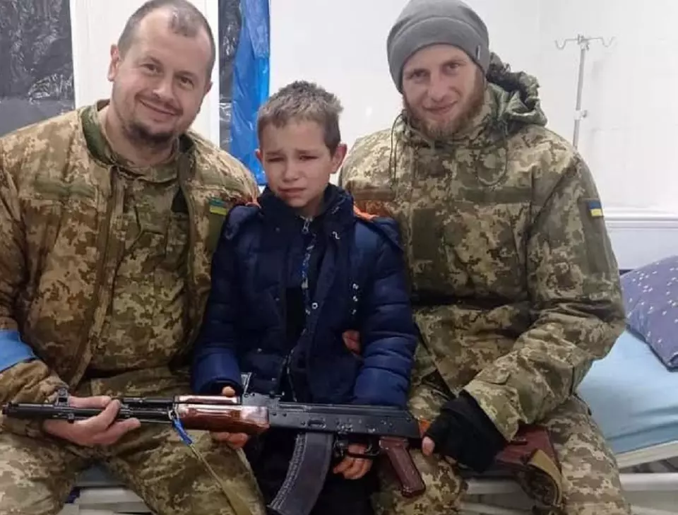 Un copil de 11 ani, din Ucraina, a ajuns singur într-o unitate militară ca să lupte cu rușii