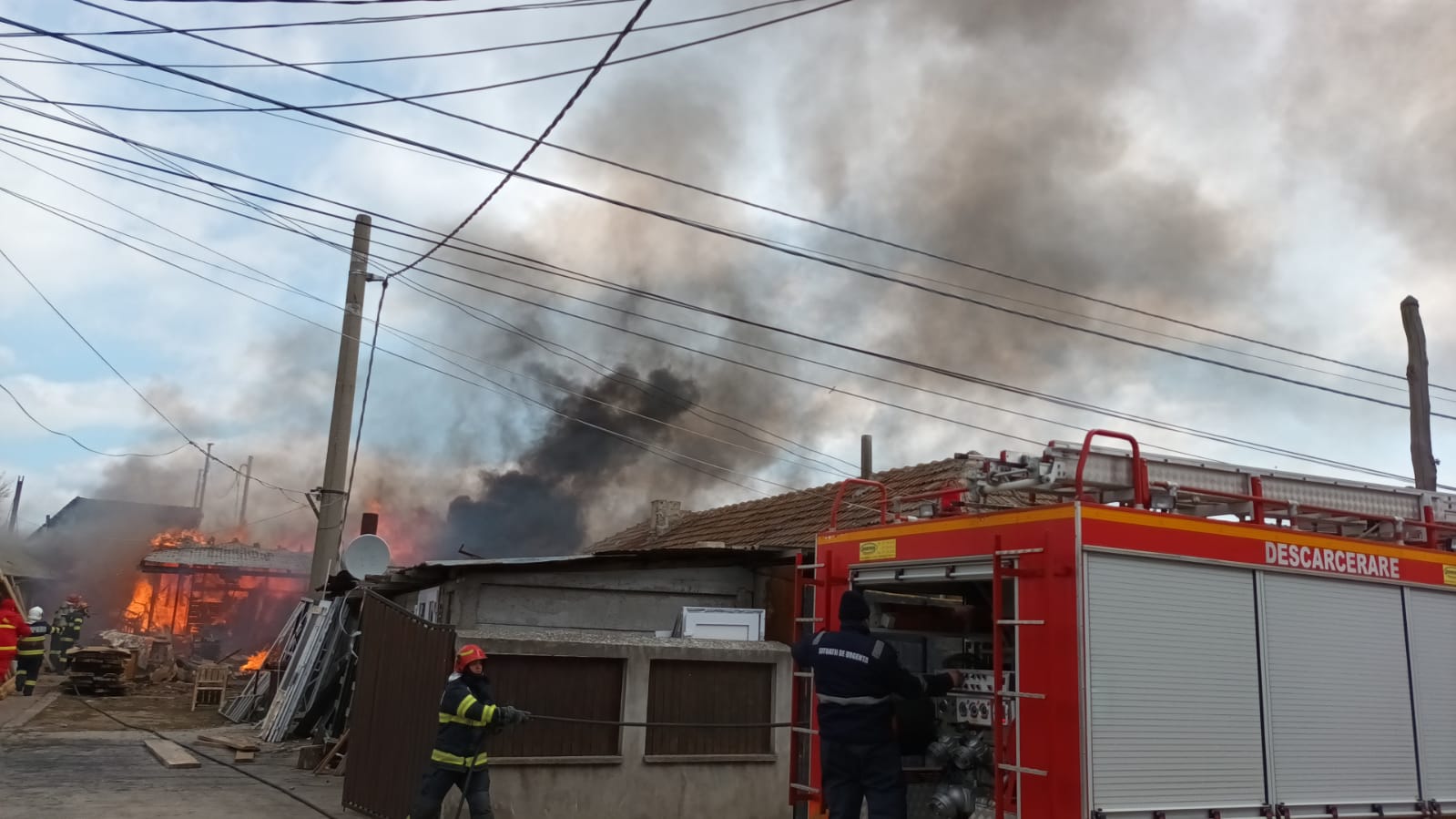 Incendii în Lumina și Năvodari, la o casă și un depozit de mobilă