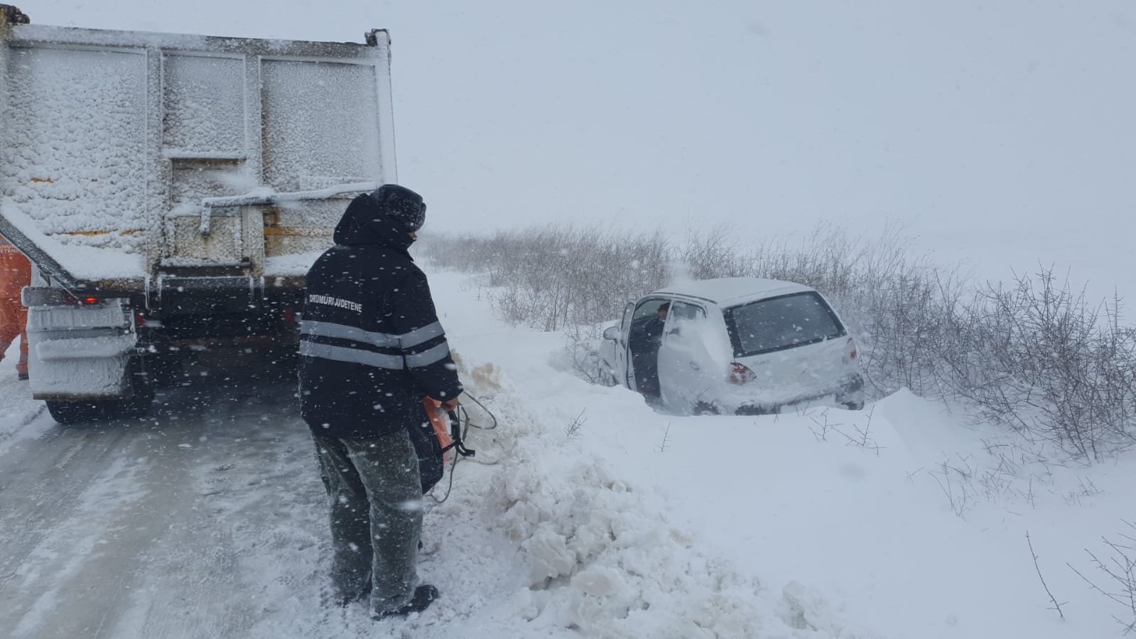 Drumuri închise în Constanța, în prima zi de primăvară, din cauza zăpezii COMPLETARE